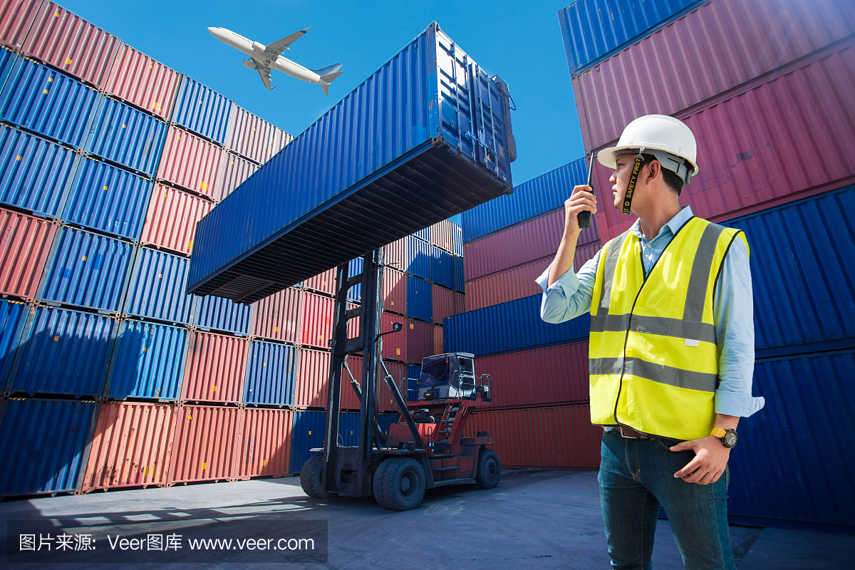工头控制装载集装箱箱从货轮进出口,工头控制工业集装箱货轮